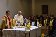 Mit einem Festgottesdienst, gestaltet durch Dekan Daniel Krieg und Pfarrer Notker Bärtsch (von links), und dem Gospelchor Uri startete das Jubiläumsfest «50 Jahre Kirche St. Josef». (Bild: Georg Epp (Sisikon, 24. Juni 2018))