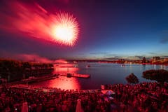 Das Feuerwerk über dem Zuger Seebecken (Bild: Christian H. Hildebrand, 23. Juni 2018).