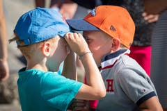 Zwei Kinder kämpfen um die Mütze (Bild: Christian H. Hildebrand, 23. Juni 2018).