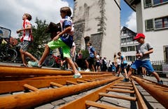 Über die Leitern. (Bild: Stefan Kaiser (Zug, 25. Juni 2018))