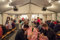 Im Gärbiplatzzelt spielt gerade die Band Raendom und Gäste (Bild: Christian H. Hildebrand, 23. Juni 2018).