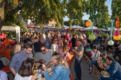 Leute wohin man nur schaut, hier im Vordergrund die VIP Lounge (Bild: Christian H. Hildebrand, 23. Juni 2018).
