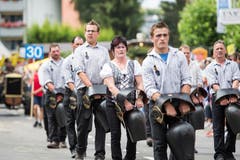 Festumzug am Jodlerfest Schötz. Im Bild: Trychlerklub Ebnet. (Bild: Manuela Jans-Koch. Schötz 24.Juni 2018)