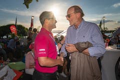 Dolfi Müller (links) gratuliert OK-Präsident Daniel Schärer zum gelungenen Fest (Bild: Christian H. Hildebrand, 23. Juni 2018).