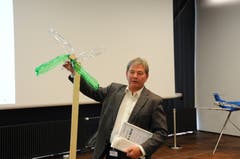 Bildungsdirektor Res Schmid mit einem Windrad. Eines von etlichen weiteren kreativen Projekten, das aber nicht ausgezeichnet wurde.
