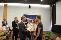 Am Montag wurden bei den Pilatus-Flugzeugwerken in Stans die Mint-Preise 2018 vergeben. Bildungsdirektor Res Schmid (Mitte) zeichnet die Klasse 3 ORS Buochs für ihr Projekt Ökoschule aus. Links dahinter Kurt Bucher, Personalchef der Pilatus-Flugzeugwerke.