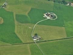 Vor einem Jahr sah es bei "Barmettlers-Bauernhof" in Ennetmoos ein bisschen anders aus, es war bereits gemäht um die Scheune und das ganze Haus ! Fotografiert auf dem Stanserhorn. Bild: Margrith Imhof-Röthlin