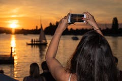 Der Zuger Sonnenutergang fasziniert immer wieder (Bild: Christian H. Hildebrand, 23. Juni 2018).
