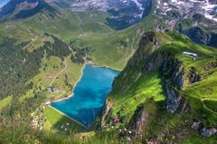 Panoramahöhenweg Walenpfad mit Blick auf den Bannalpsee. Bild: Caroline Pirskanen