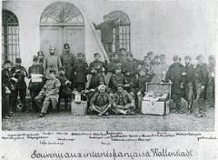 Erinnerung an die 1871 in Walenstadt internierten Franzosen der Bourbaki-Armee. In der Bildmitte zwei Soldaten wohl aus Nordafrika, umgeben von Schweizer Armeeangehörigen, darunter auch mehrere Werdenberger. (Bild: Foto in Privatbesitz)