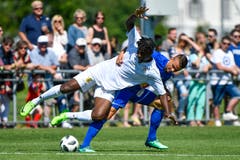 Luzerns Yannick Schmid (hinten) gegen Winterthurs Jordan Gele. (Bild: Martin Meienberger / Freshfocus (Luzern, 23. Juni 2018))