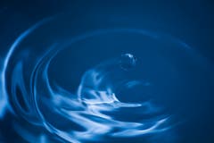 Ein Tropfen fällt ins Wasser und wird vom Aufprall zurückgeworfen. (Bild: Matthias Rozinek)