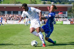 Luzerns Stefan Wolf (rechts) im Duell mit Winterthurs Dylan Tavares. (Bild: Martin Meienberger / Freshfocus (Luzern, 23. Juni 2018))