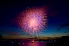 Grandioses Feuerwerk über dem Zuger Seebecken. (Leserbild: Markus Röösli, 23. Juni 2018)