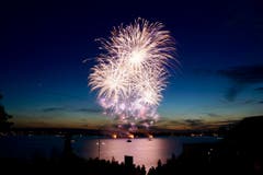 Grandioses Feuerwerk über dem Zuger Seebecken. (Leserbild: Markus Röösli, 23. Juni 2018)