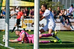 Torhüter David Zibung (unten) wehrt gegen den Winterthurer Luka Sliskovic (Bild: Martin Meienberger / Freshfocus (Luzern, 23. Juni 2018))