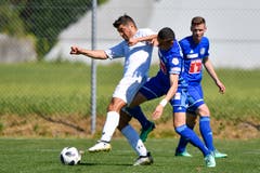 Luzerns Ruben Vargas (Mitte) gegen Winterthurs Davide Calla. (Bild: Martin Meienberger / Freshfocus (Luzern, 23. Juni 2018))