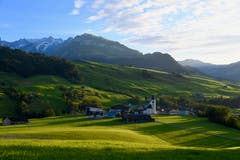 Brülisau mit Ebenalp und Säntis im Abendlicht. (Bild: Klaus Stadler)