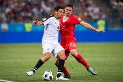 Fabian Schär (rechts) gegen Daniel Colindres. (Bild: Laurent Gilliéron / Keystone)
