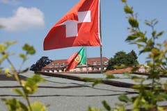 Ein schönes Bild, aber vermutlich kein Fussballjubel: Die Familiengärtner im Feldli zeigen das ganze Jahr über Flagge.