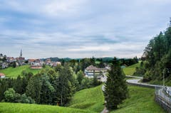 Schwellbrunn liegt auf einer kleinen Erhöhung mitten im Grünen. (Bild: Jil Lohse)