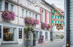 Alte, gepflegte Häuser säumen die Strassen. (Bild: Jil Lohse)