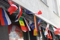 Die Flaggen aller an der WM in Russland teilnehmenden Nationen flattern an einem Restaurant im Zentrum der Lachen im Wind.