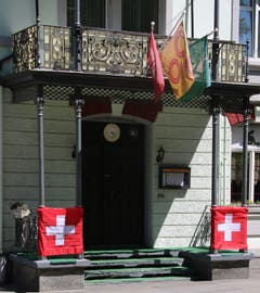 Sicher Schweizer Fahnen, der Rest ist egal, solange es schön bunt ist: ein Restaurant-Eingang am Singenberg.