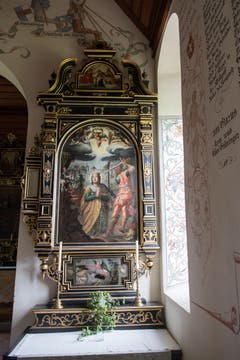 Der rechte Seitenaltar der Schlachtkapelle Sempach zeigt eine gekrönte Heilige, die betend den Märtyrertod erwartet. (Bild: Boris Bürgisser, 18. Juni 2018)