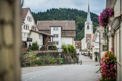 Geranien zieren die Häuser in Schwellbrunn. (Bild: Jil Lohse)