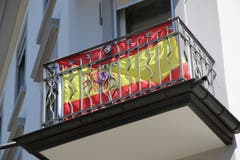 Spanische Fahne quasi hinter Gittern an der Lindenstrasse in St.Fiden.