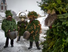 ... sondern auch «schön-wüesti» und «wüesti» Silvesterchläuse durchs Appenzellerland. (Bild: Bejamin Manser)