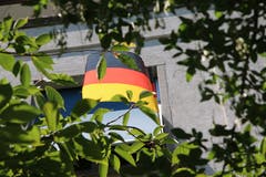 Eine unauffällige deutsche Fan-Fahne an einem Haus an der Lindenstrasse in St.Fiden.