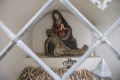 Das Beinhaus neben der Schlachtkapelle enthält Knochen, aber keine Schädel mehr. Diese wurden von Dieben entwendet. Die Knochen stammen nicht von den Schlachtgefallenen. (Bild: Boris Bürgisser, 18. Juni 2018)