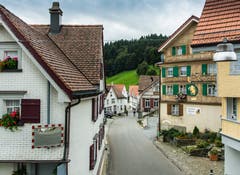 Schmale Strassen führen durch das Dorf. (Bild: Jil Lohse)