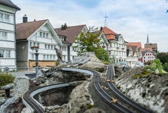 Eine Miniatureisenbahn fährt durchs Dorf. (Bild: Jil Lohse)