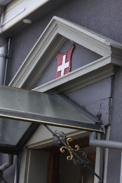 Das Schweizer Kreuz über einem Restaurant-Eingang an der Vonwilstrasse hat nichts mit der WM zu tun: Es gehört von jeher zum «Logo» des Restaurants Eidgenössisches Kreuz.