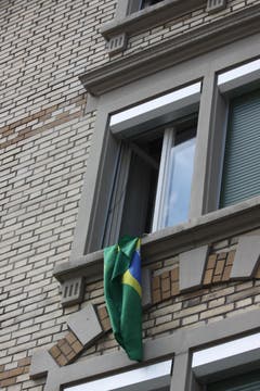Die Brasilien-Fahne ein paar Häuser weiter hat auch schon bessere Tage gesehen, wird aber sicher vor dem nächsten Spiel der Seleção wieder ordentlich aufgehängt.