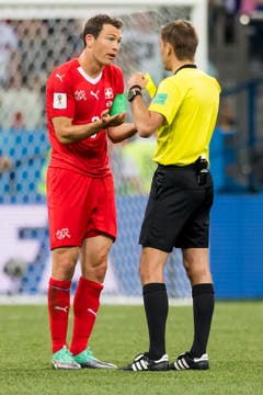 Stephan Lichtsteiner kassiert die gelbe Karte und ist im Achtelfinal gesperrt. (Bild: Laurent Gilliéron / Keystone)