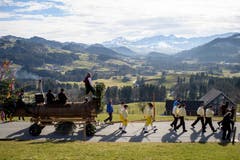 Am Fasnachtsmontag ziehen starke Männer das Bloch, einen geschmückten Baumstamm, von Urnäsch durchs Appenzeller Hinterland. (Bild: Keystone/Gian Ehrenzeller)