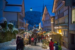 Doch nicht nur Schwellbrunns Äusseres überzeugt, sondern auch sein Inneres: Am Weihnachtsmarkt wird das Dorfleben zelebriert. (Bild: Carmen Wüest)