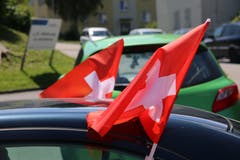 Auch dieser motorisierte Anhänger der Schweizer Nati geht auf sicher: Auto an der Fuchsenstrasse im Osten der Stadt.