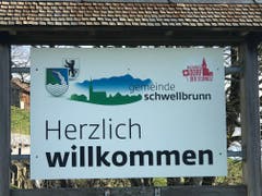 Schwellbrunn wirbt am Ortseingang mit dem Schönheitstitel. (Bild: Tagblatt)