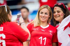 Skirennfahrerin Lara Gut lässt sich mit Fans im Stadion ablichten. (Bild: Laurent Gilliéron / Keystone)