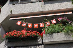 Aber auch Schweizer Fans pflanzen Geranien auf dem Balkon.