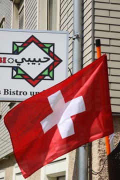 Fussball-Freundschaft in der Lachen: Der Betreiber eines arabischen Bistros an der Zürcher Strasse lässt die Schweizer Fahne wehen.