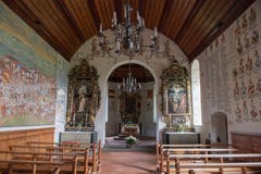 Die farbenprächtigen Wandmalereien im Innern der Schlachtkapelle. Links sieht man das Schlachtenbild und rechts die Namenslisten der gefallenen Eidgenossen sowie die Namen und Wappen der gefallenen Habsburger. (Bild: Boris Bürgisser, 18. Juni 2018)