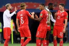 Erleichterung bei Valon Behrami, Michael Lang, Manuel Akanji, Johan Djourou und Fabian Schär nach dem Schlusspfiff. (Bild: Laurent Gilliéron / Keystone)