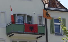 Im Haus an der Fürstenlandstrasse fiebern am Mittwochabend Albaner und Schweizer für die Nati.