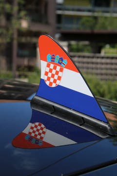 Das neuste Accessoir für den motorisierten Fussballfan: Die Haifischflosse fürs Autodach. In diesem Fall in den kroatischen Farben an der Martinsbruggstrasse.